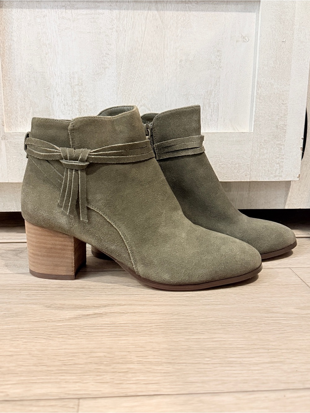 Violet & Red Jenna Olive Suede Heeled Ankle Booties Size 8 Green Western Tassel